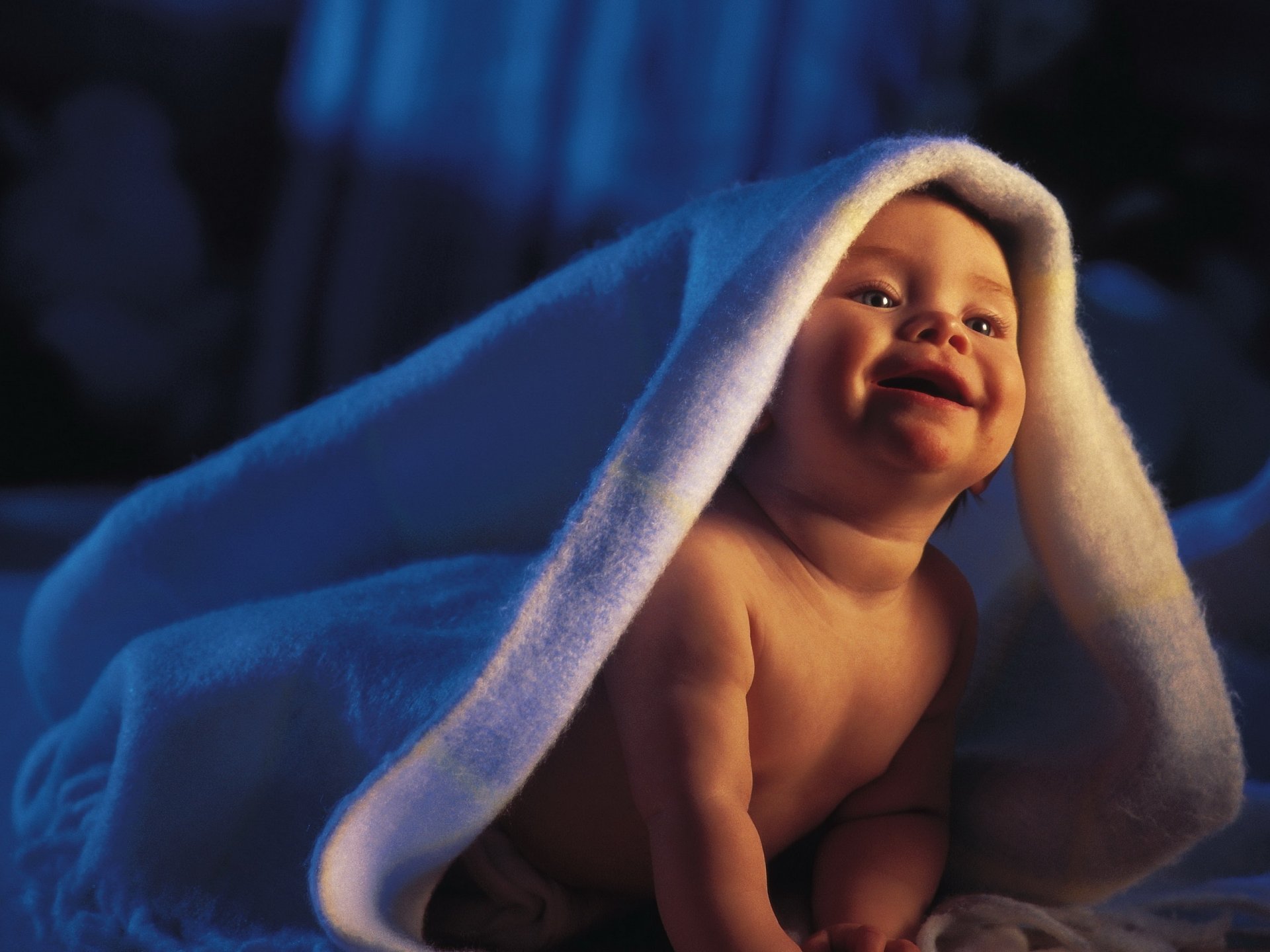 letto della mamma coperta adorabile bambino sguardo sorriso occhi sera stanza copriletto briciola bambino fidget suoza faccia