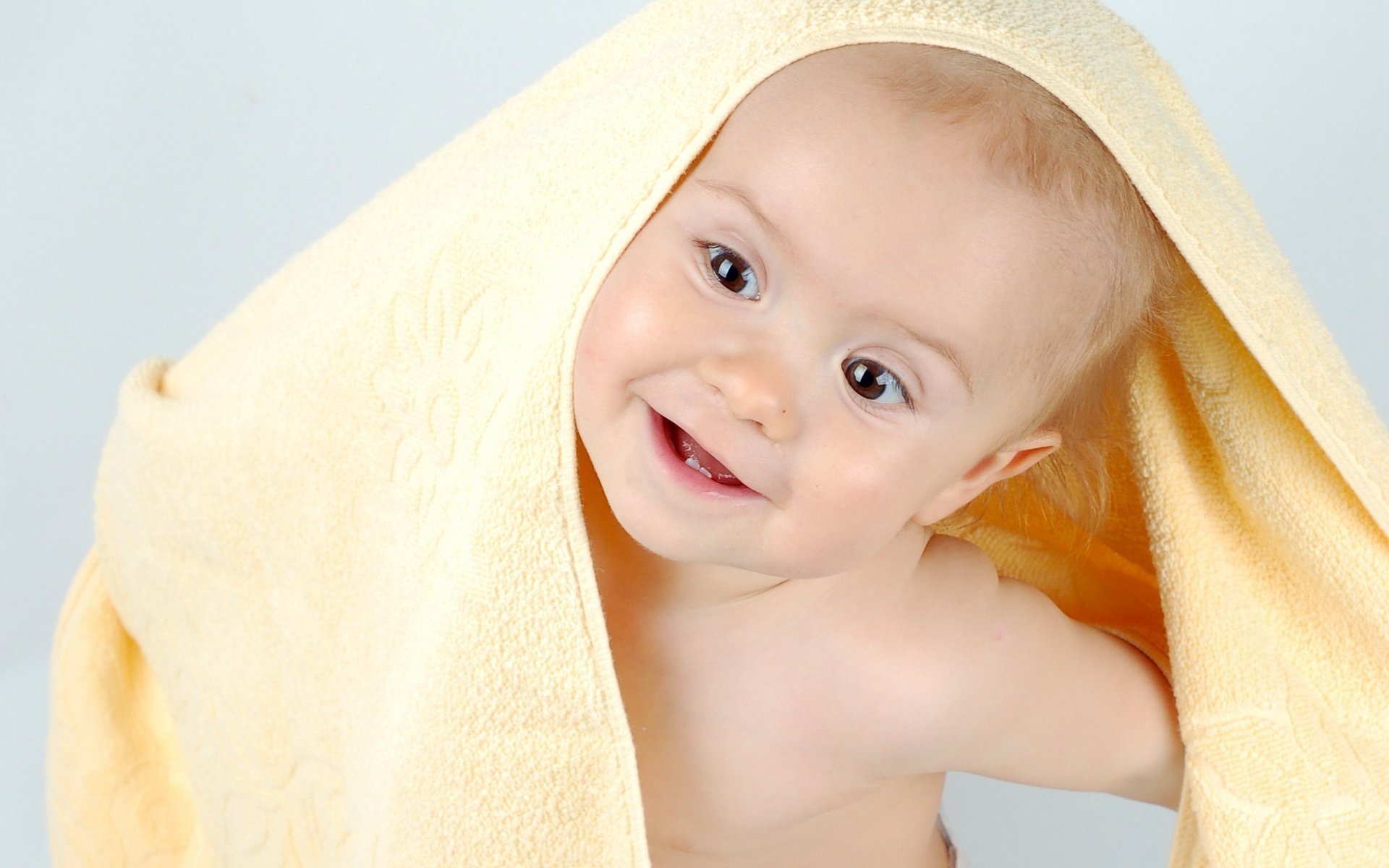 guarda da sotto gli asciugamani eccomi qui ragazzo ritratto sguardo sorriso occhi viso