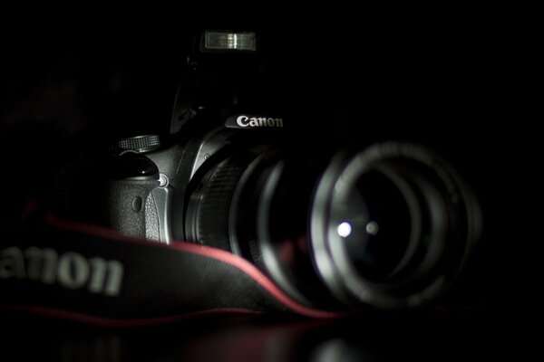 Fotocamera canon su sfondo scuro