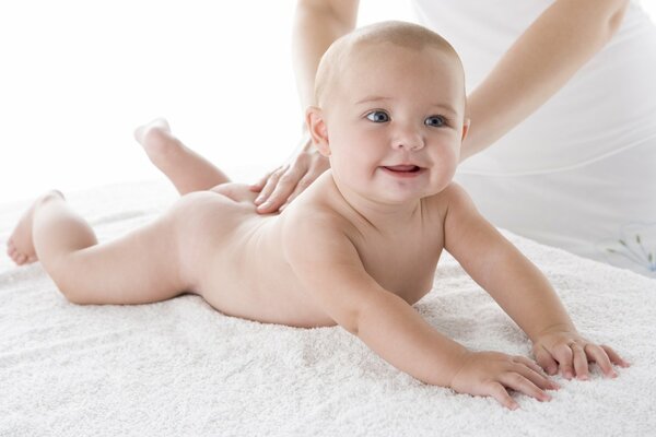 Bambino sdraiato sulla pancia sorridente felicità