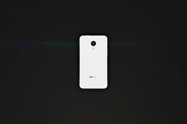 Smartphone bianco su un tavolo nero