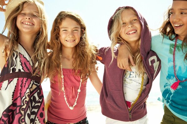Ragazze con i capelli lunghi e sorrisi carini