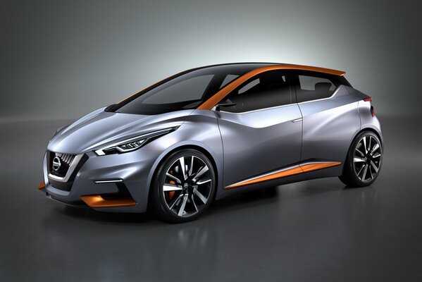 Berlina Nissan grigia con accenti arancioni