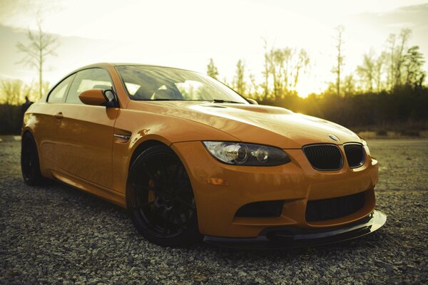 Arancione BMW al tramonto