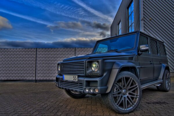 Mercedes chic su sfondo blu