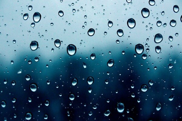 Gocce d acqua sparse su vetro trasparente