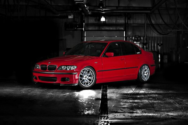 Auto. Rosso BMW sera piovosa