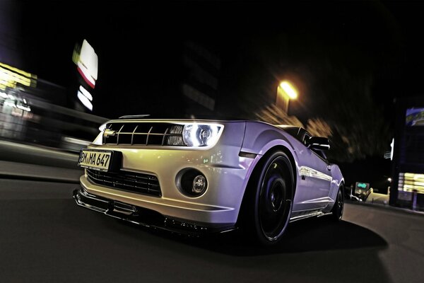 Foto di auto chevrolet camaro nella città di notte Foto con