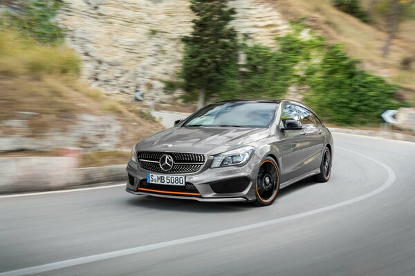 Mercedes-benz nel pacchetto Sport sulla strada