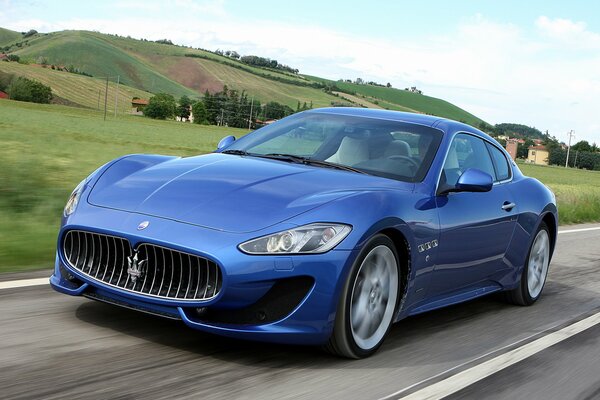 Maserati GranTurismo blu alla velocità