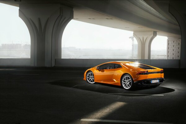 Lamborgini arancione in piedi nel parcheggio