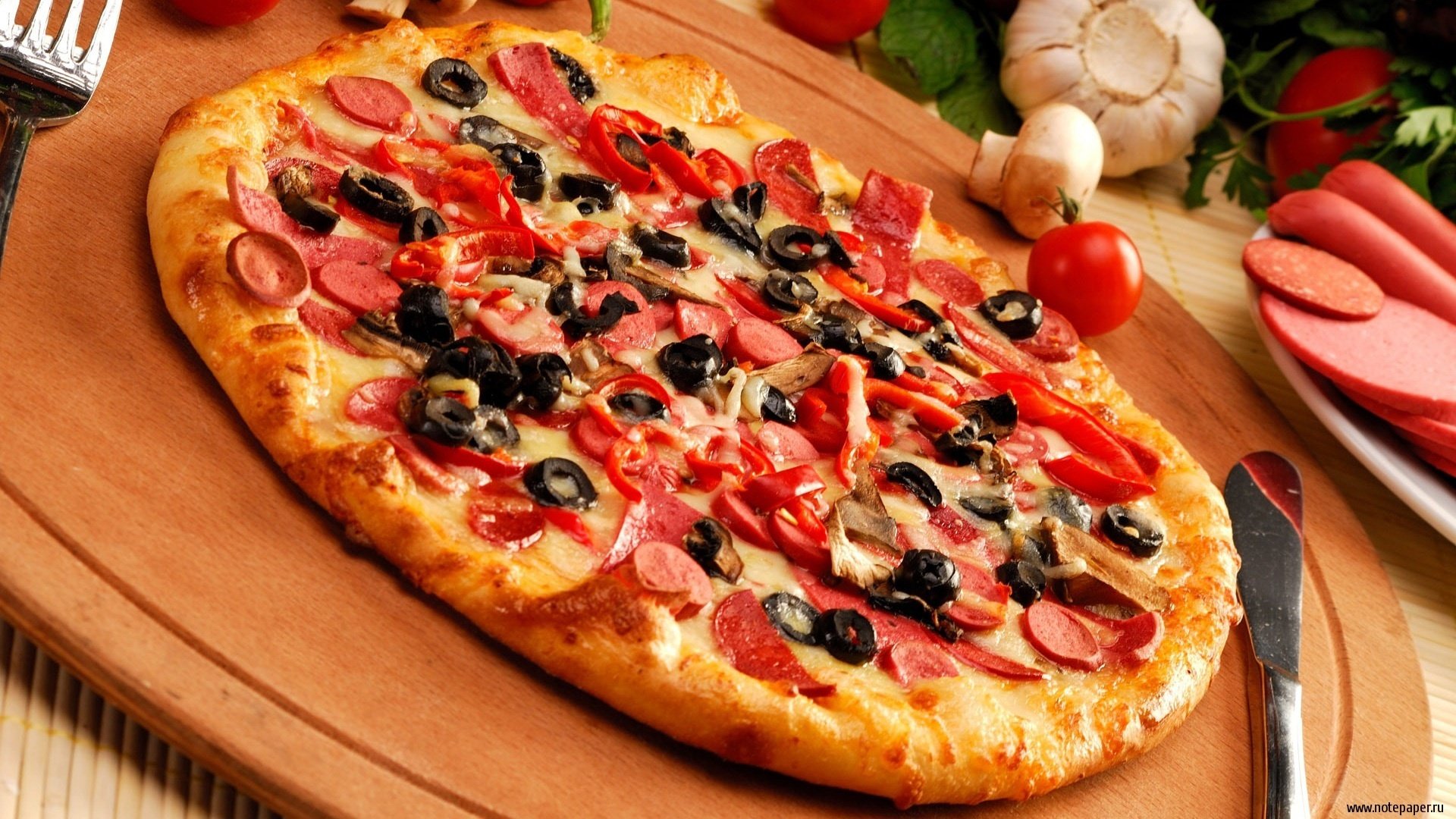 cibo foto pasta pizza salsiccia aglio angolo olive tavolo tavola coltello condimenti pizza pomodori olive