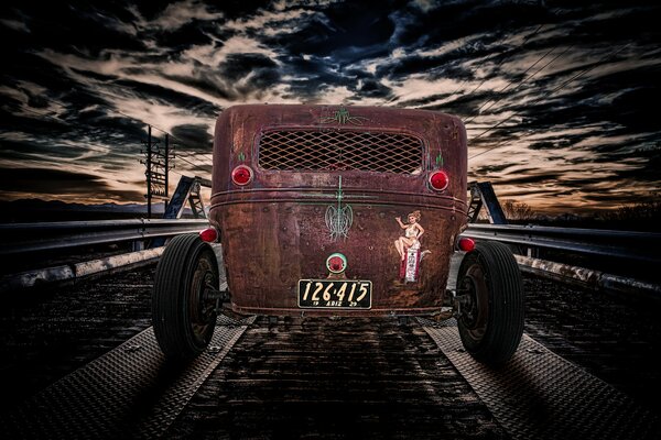 Auto d epoca Hot Rod sul ponte