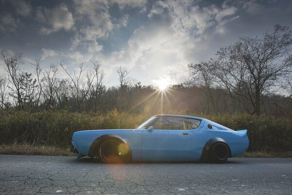 Nissan blu al tramonto