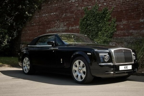 Rolls-royce nero contro un vecchio muro Bordeaux