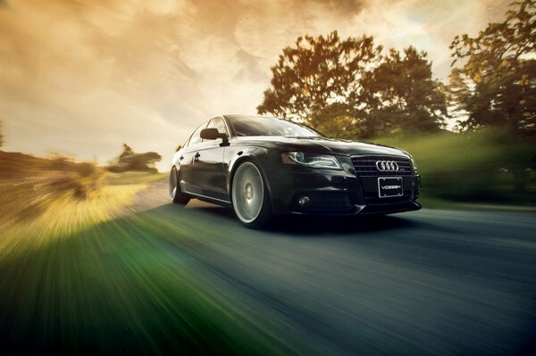 Audi nera alla velocità percorre chilometri