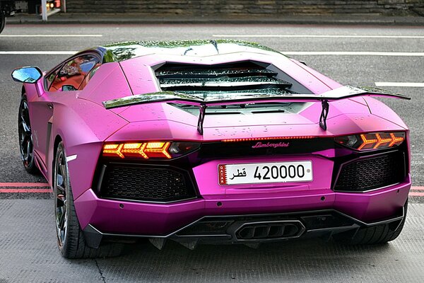 Lamborghini Aventador viola brillante con ala