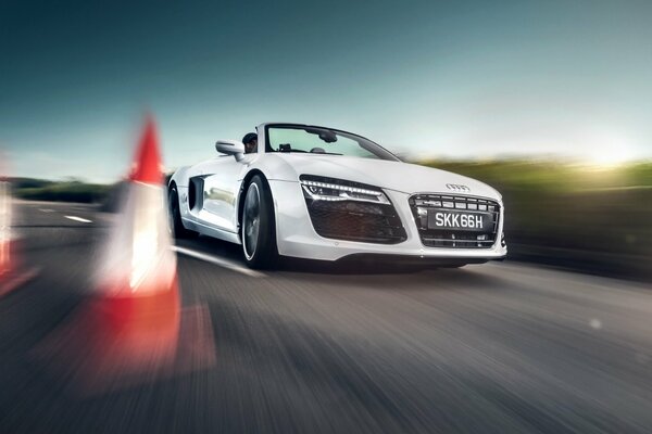 Cabriolet bianco Audi corre