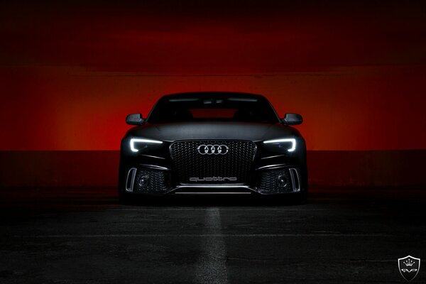 Audi nera sullo sfondo del tramonto sanguinoso