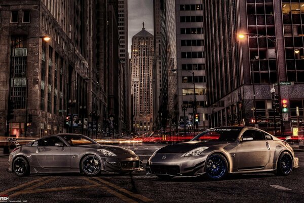 Belle auto Nissan nella città di notte