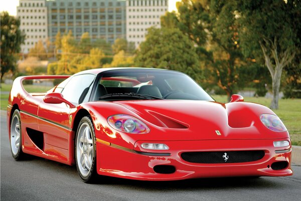 Elegante ferrari rossa ff50 sulla strada