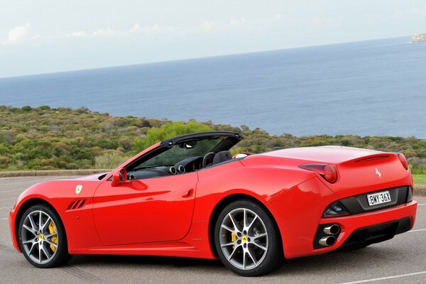 Rosso ferrari California sulla costa
