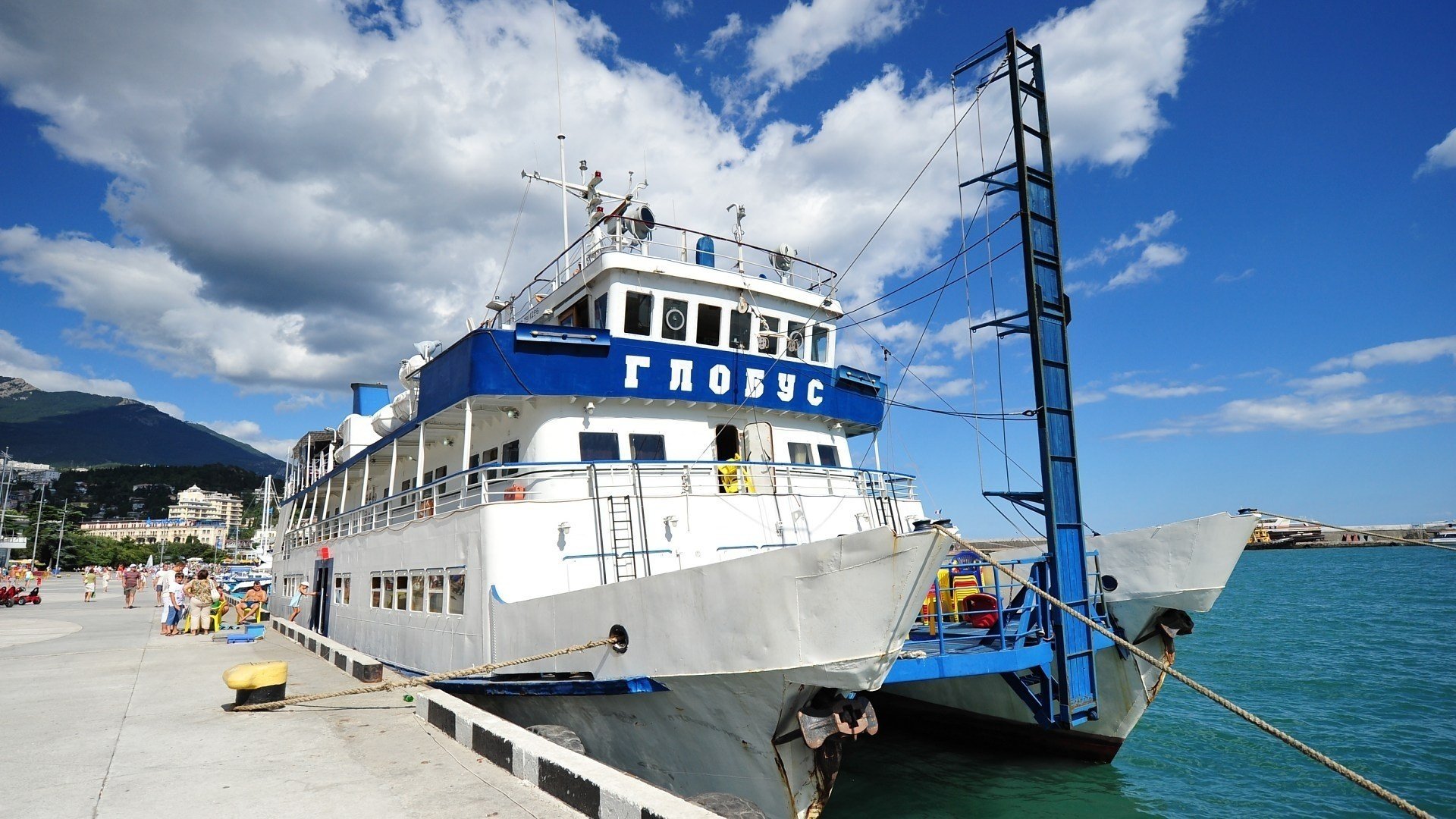 piroscafi yalta globo argine molo molo nuvole catamarano crimea persone vacanzieri resort estate cielo montagne gonna trasporti