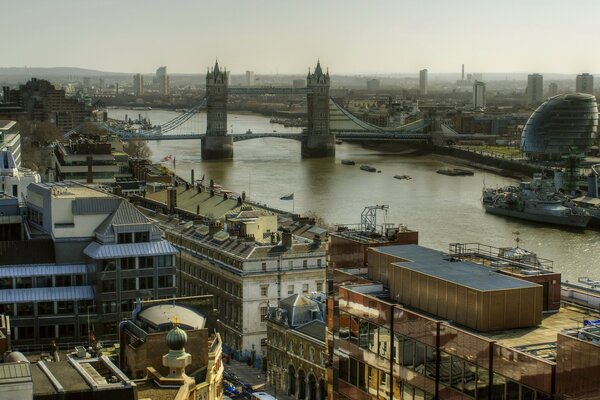 Ponte che attraversa il Tamigi nella città di Londra