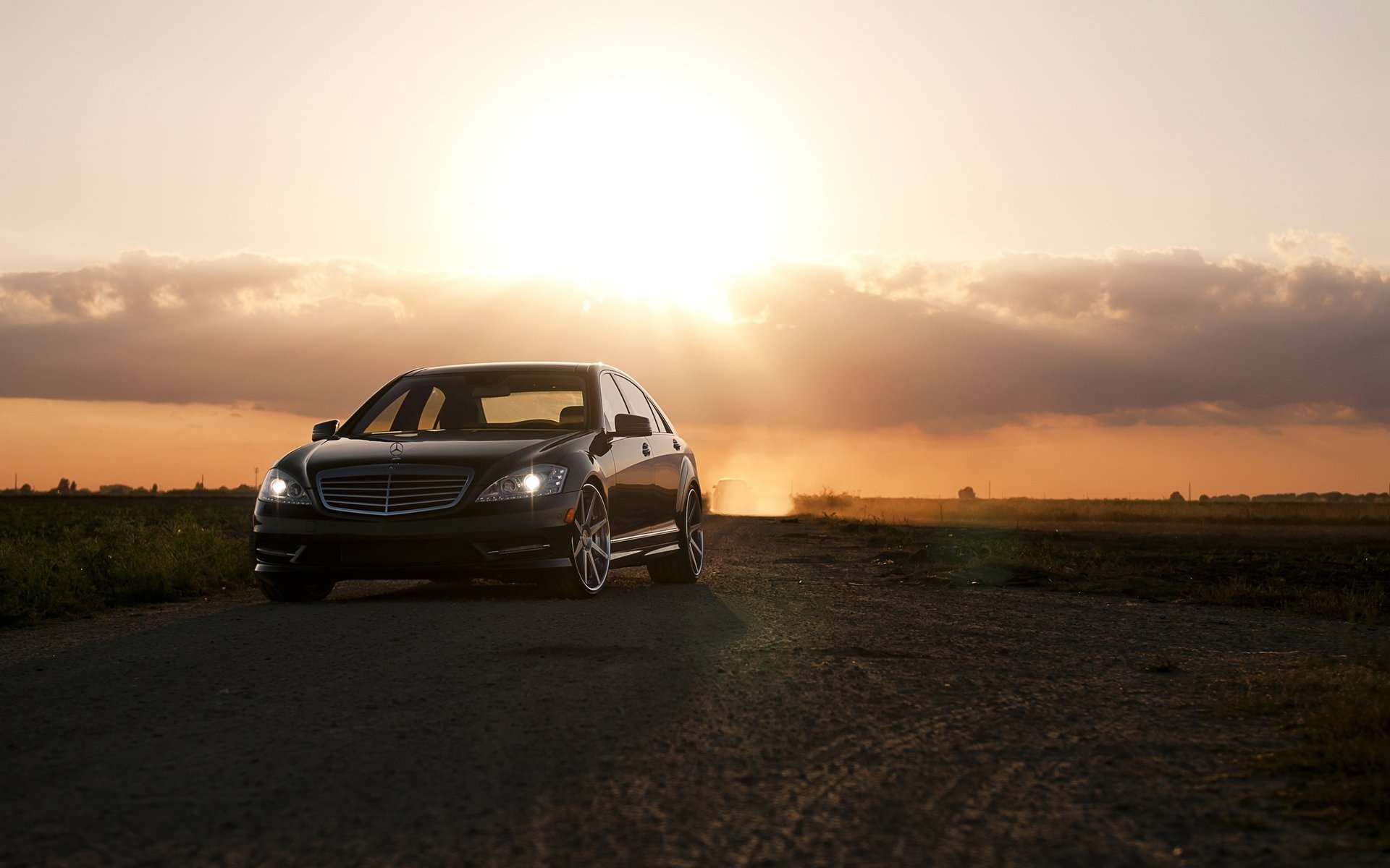 merc cook ket automobili automobili auto trasporti automobili tramonto auto nera fari nuvole raggi sole luce intensa mercedes carriola cerchi equitazione strada veicoli