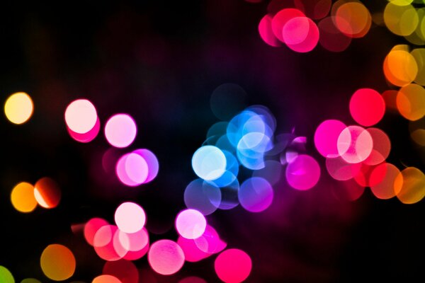 Luci colorate sfocate al buio