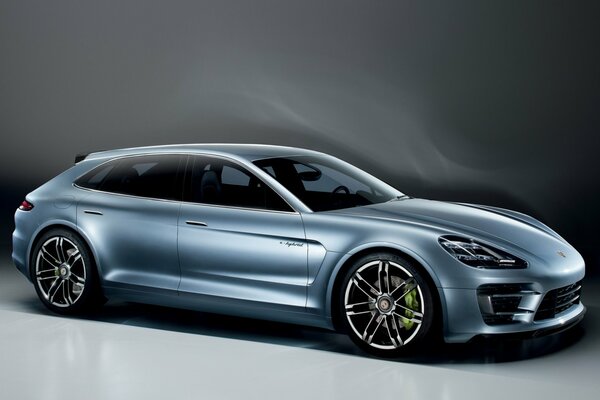 Nuova porsche Panamera sportiva concept su sfondo grigio