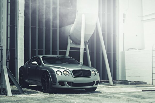 Bentley Continental durevole come acciaio