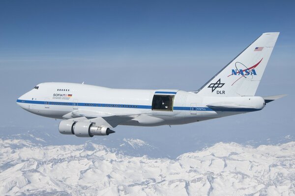 L aereo Boeing sorvola le montagne