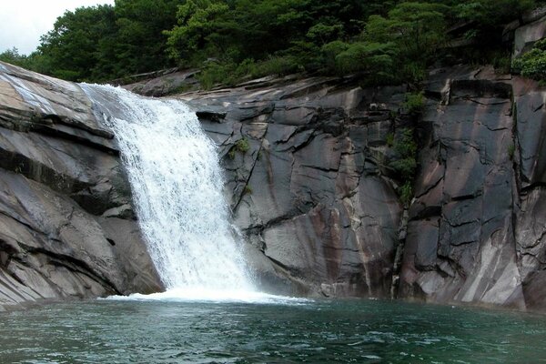 Cascata tra rocce rocciose