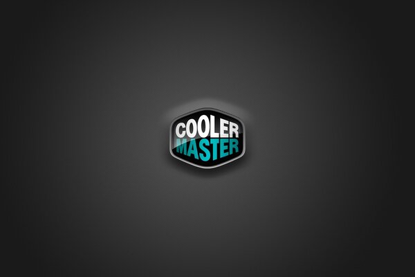 Logo cooler master, scritta bianca e blu su sfondo nero in esagono regolare appiattito