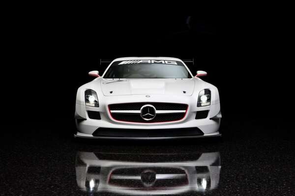Mercedes benz leggera su sfondo nero