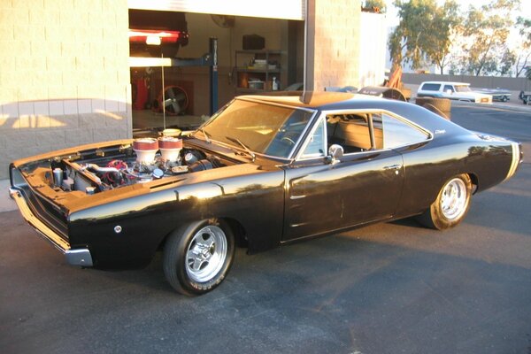 Supercar del 1968 vicino al garage