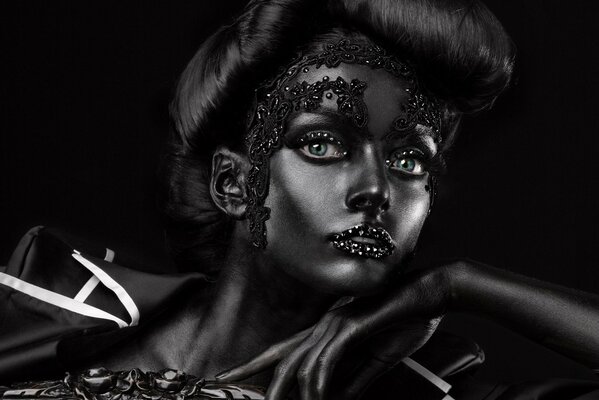 Una ragazza in abiti di colore scuro Trucco Nero