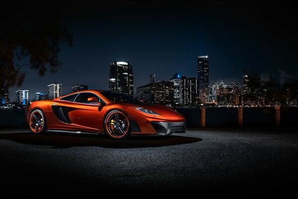 Auto elegante sullo sfondo della città di notte