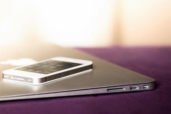 IPhone e MacBook distesi sul tavolo