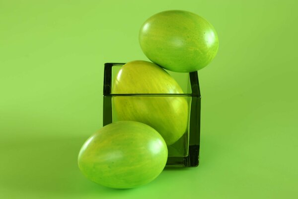 Uova di Pasqua verdi in un cubo di vetro