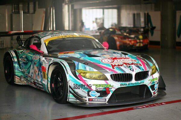 La BMW multicolore si trova alla stazione di servizio