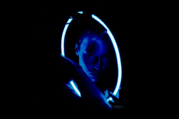 Faccia della ragazza alla luce della lampada