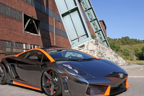 Bella macchina Lamborghini sullo sfondo della costruzione