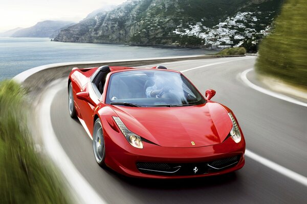 Ferrari rossa sulla strada di campagna