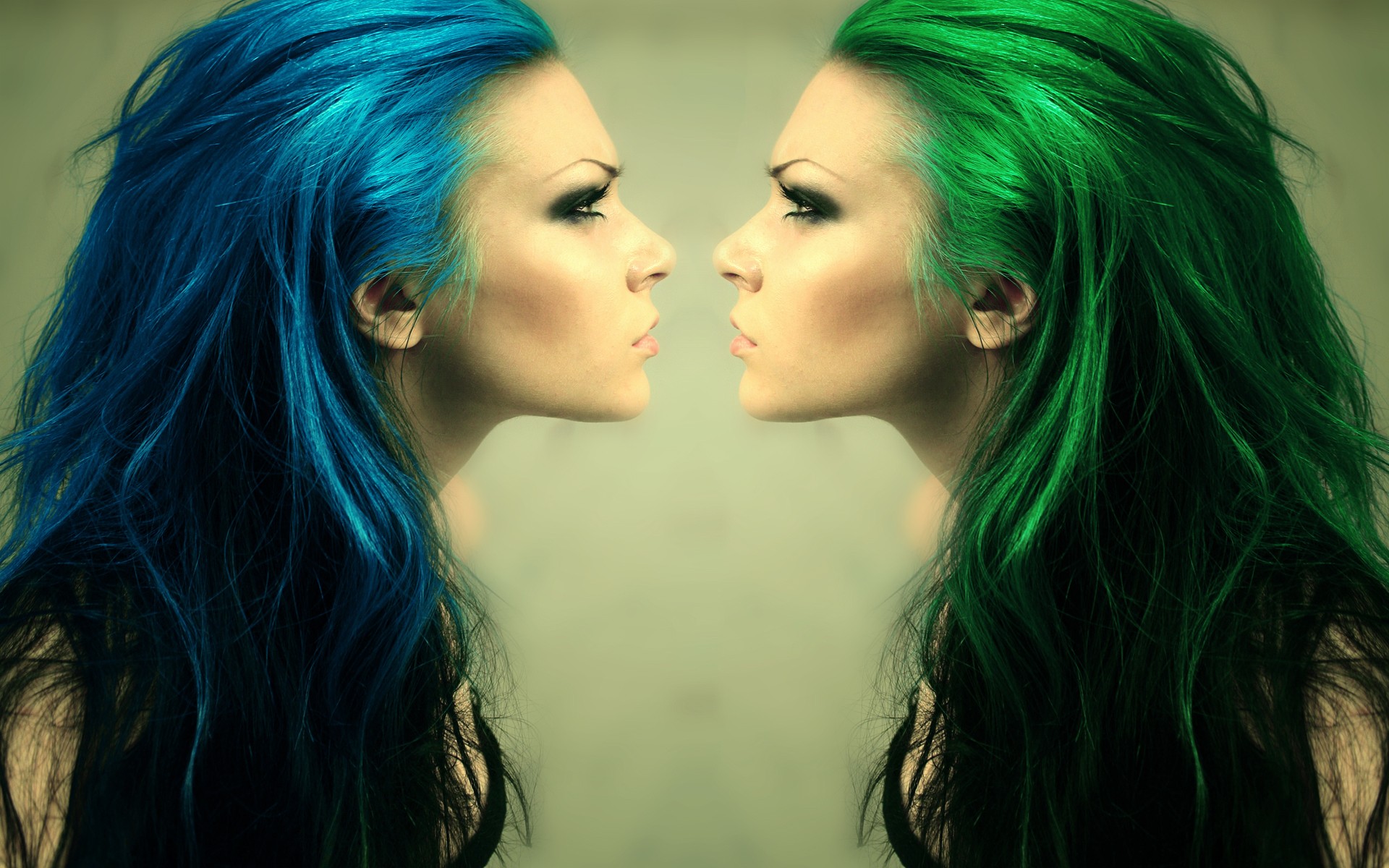 faccia a faccia ragazza profilo capelli blu verde
