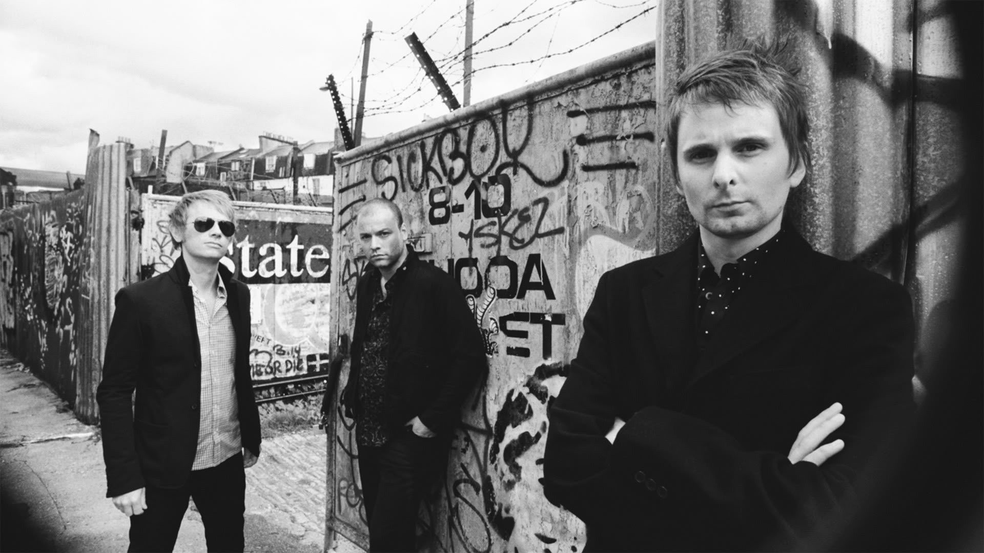 pareti dipinte graffiti ragazzi alla moda musica gruppo collettivo b-w occhiali trio filo pareti recinzione faccia bianco e nero