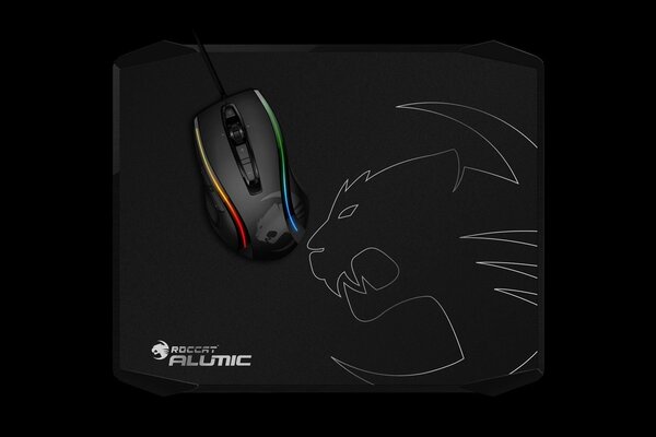 Mouse da gioco sul tappetino nero