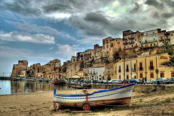 Barca sulle rive del pittoresco porto siciliano
