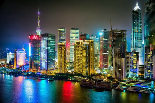 Grattacieli della Cina sullo sfondo del fiume
